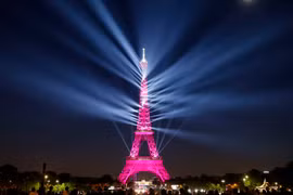 Tháp Eiffel rực sáng trong đêm tại thủ đô Paris. (Nguồn: New York Daily News)