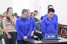 Xét xử 5 bị cáo đường dây lừa 'chạy việc' vào ngành công an và y tế