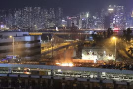 Lực lượng an ninh Hong Kong (Trung Quốc) đang tìm cách kiềm chế người biểu tình. (Nguồn: Bangkok Post)