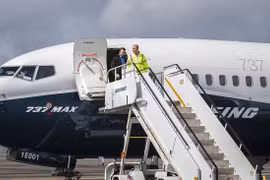 Giám đốc điều hành (CEO) hãng Boeing Dennis Muilenburg thị sát buổi kiểm tra phi công về việc cập nhật phần mềm MCAS của máy bay 737 MAX 7 tại Seattle, Mỹ ngày 3/4/2019. (Nguồn: AFP/TTXVN)
