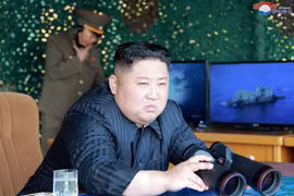 Nhà lãnh đạo Triều Tiên Kim Jong-un thị sát buổi diễn tập phóng thử nghiệm vũ khí chiến lược tại khu vực phía đông Triều Tiên ngày 4/5/2019. (Ảnh: YONHAP/TTXVN)