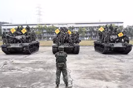 Binh lính Đài Loan (Trung Quốc) đang vận hành các mẫu xe tăng mua từ Mỹ. (Nguồn: CBS News)