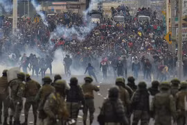 Cảnh sát được triển khai để ngăn chặn người biểu tình quá khích tại Quito, Ecuador(Ảnh: AFP/ TTXVN)