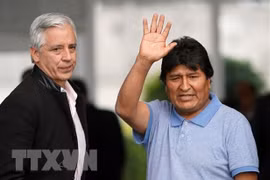 Cựu Tổng thống Bolivia Evo Morales (phải) tới sân bay thủ đô Mexico City, Mexico ngày 12/11/2019. (Nguồn: THX/TTXVN)