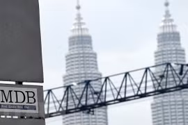 Biểu tượng của Quỹ đầu tư nhà nước Malaysia 1MDB tại Kuala Lumpur. (Nguồn: AFP/TTXVN)