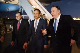 Ngoại trưởng Mỹ Mike Pompeo (phải) cùng quyền trợ lý Ngoại trưởng phụ trách các vấn đề Cận Đông David Satterfield (trái) tại Baghdad, Iraq ngày 7/5/2019. (Ảnh: AFP/TTXVN)