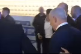 Hình ảnh Thủ tướng Israel phải dừng và rời khỏi sự kiện. (Nguồn: The Times of Israel)