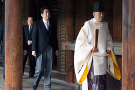 Thủ tướng Nhật Bản Shinzo Abe (giữa) thăm đền Yasukuni hồi năm 2013. (Nguồn: The Japan Times)