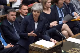 Thủ tướng Anh Theresa May (phía trước) tại phiên chất vấn hàng tuần của Hạ viện ở London ngày 27/3/2019. (Nguồn: AFP/TTXVN)