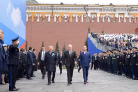 Tổng thống Nga Vladimir Putin (giữa), Thủ tướng Nga Dmitry Medvedev (phải) và cựu Tổng thống Kazakhstan Nursultan Nazarbayev tại lễ diễu binh kỷ niệm Ngày Chiến thắng trên Quảng trường Đỏ ở thủ đô Moskva, Nga, ngày 9/5/2019. (Ảnh: AFP/ TTXVN)