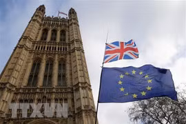 Quốc kỳ Anh (phía trên) và cờ Liên minh châu Âu (phía dưới) bên ngoài tòa nhà Quốc hội Anh ở London. (Nguồn: THX/TTXVN)