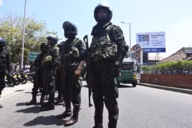 Binh sĩ Sri Lanka phong tỏa gần một nhà hát ở Colombo, sau vụ nổ mới nhất ở thị trấn Pugoda ngày 24/4/2019, ba ngày sau loạt vụ đánh bom thảm khốc nhằm vào các nhà thờ và khách sạn, khiến khoảng 360 người thiệt mạng. (Ảnh: AFP/TTXVN)
