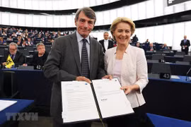 Chủ tịch Nghị viện châu Âu David-Maria Sassoli (trái) chúc mừng tân Chủ tịch Ủy ban châu Âu (EC) Ursula von der Leyen (phải) vừa đắc cử tại trụ sở Nghị viện châu Âu ở Strasbourg, Pháp ngày 16/7/2019. (Ảnh: AFP/TTXVN)