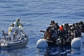 Lực lượng cứu hộ Malta đang hỗ trợ những người di cư trên biển. (Nguồn: The Standard)