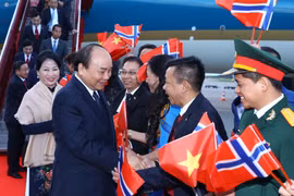 Lễ đón Thủ tướng Nguyễn Xuân Phúc và Phu nhân tại sân bay Gardermoen, Oslo, Vương quốc Na Uy. (Ảnh: Thống Nhất – TTXVN)