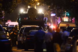 Cận cảnh lực lượng an ninh Mỹ bắt giữ hung thủ. (Nguồn: Philadelphia Inquirer)