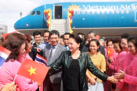 Bà con kiều bào đón Chủ tịch Quốc hội Nguyễn Thị Kim Ngân tại sân bay Udon Thani. (Ảnh: Trọng Đức/TTXVN)