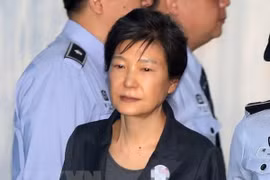 Cựu Tổng thống Hàn Quốc Park Geun-hye tới tòa án ở Seoul ngày 10/10/2017. (Nguồn: Yonhap/TTXVN).