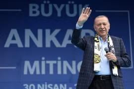 Đương kim Tổng thống Thổ Nhĩ Kỳ Recep Tayyip Erdogan trong cuộc vận động tranh cử ở Ankara, ngày 30/4/2023. (Ảnh: AFP/TTXVN)
