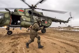 Binh sỹ Nga tham gia cuộc tập trận chung giữa lực lượng vũ trang Nga và Belarus ở gần thành phố Baranovichi (Belarus) ngày 19/2/2022. (Ảnh: AFP/TTXVN)