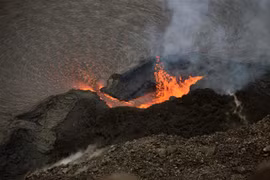 Dung nham phun lên từ miệng núi lửa Kilauea trên đảo Hawaii (Mỹ). (Ảnh: AFP/TTXVN)