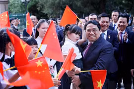 Thủ tướng Phạm Minh Chính với cộng đồng người Việt Nam tại Trung Quốc. (Ảnh: Dương Giang/TTXVN)