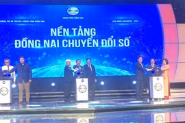 Các đại biểu thực hiện nghi thức ra mắt nền tảng số-ứng dụng Đồng Nai CĐS. (Ảnh: Nguyễn Văn Việt-TTXVN)
