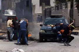 Người dân Palestine đụng độ với binh sỹ Israel sau cuộc biểu tình phản đối việc mở rộng các khu định cư Do Thái tại làng Kufr Qadoom ở gần Nablus, Bờ Tây, ngày 23/6/2023. (Ảnh: THX/TTXVN)