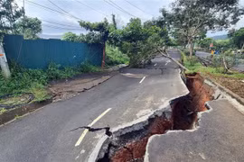 Một điểm sạt trượt trên Đường Hồ Chí Minh, đoạn qua phường Nghĩa Thành, thành phố Gia Nghĩa (Đắk Nông), hồi đầu tháng 8/2023. (Ảnh: Hưng Thịnh/TTXVN)