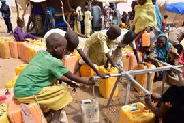 Trẻ em lấy nước tại vòi nước công cộng trong trại tị nạn ở Kidjendi, Đông Nam Niger. (Ảnh: AFP/TTXVN)