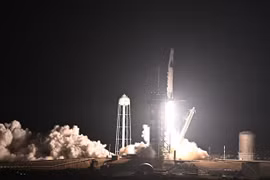 Tên lửa đẩy Falcon 9 của SpaceX mang theo tàu vũ trụ Dragon rời bệ phóng tại trung tâm vũ trụ Kennedy ở mũi Canaveral, bang Florida (Mỹ) ngày 2/3/2023. (Ảnh: AFP/TTXVN)