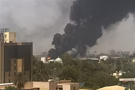 Khói bốc lên tại khu dân cư ở Khartoum, sau giao tranh giữa quân đội Sudan và lực lượng bán quân sự RSF, ngày 16/4/2023. (Ảnh: AFP/TTXVN)