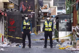 Cảnh sát phong tỏa khu phố Itaewon ở Seoul (Hàn Quốc) để phục vụ công tác điều tra, sau vụ giẫm đạp trong lễ hội Halloween ngày 30/10/2022. (Ảnh: THX/TTXVN)