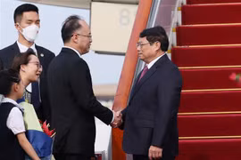 Đại diện Bộ Ngoại giao Trung Quốc đón Thủ tướng Phạm Minh Chính chiều 25/6/2023. (Ảnh: Dương Giang/TTXVN)