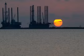 Giàn khoan dầu ngoài khơi South Belridge ở Port Fourchon, Louisiana (Mỹ). (Ảnh: AFP/TTXVN)