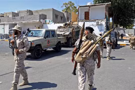 Binh sỹ thuộc Bộ Quốc phòng Libya gác tại khu vực ngoại ô Tripoli (Libya), ngày 22/7/2022. (Ảnh: AFP/TTXVN)