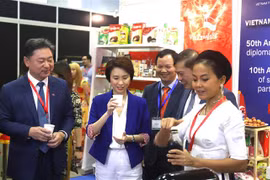 Quan khách quốc tế thưởng thức càphê trứng - đặc sản của Thủ đô Hà Nội. (Ảnh: Nguyễn Tất Đạt/TTXVN)