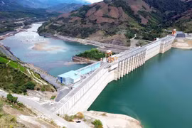 Hai tháng trở lại đây, do ảnh hưởng của nắng nóng kéo dài, không có mưa nên khu vực hạ du sông Đà cạn trơ đáy, không còn thủy sản để đánh bắt. (Ảnh: Quang Quyết/TTXVN)