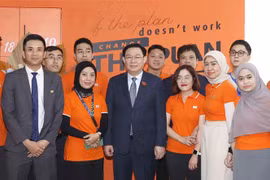 Chủ tịch Quốc hội Vương Đình Huệ với các cán bộ, nhân viên của FPT tại Indonesia. (Ảnh: Doãn Tấn/TTXVN)