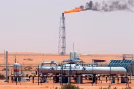 Một nhà máy lọc dầu ở UAE. (Ảnh: EPA/TTXVN)