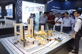 Các đại biểu tham quan Trung tâm Giáo dục Đào tạo Trí tuệ Nhân tạo (Đại học Quốc gia Thành phố Hồ Chí Minh), tháng 9/2022. (Ảnh: Thanh Vũ/TTXVN)