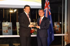 Tổng Lãnh sự Việt Nam tại bang New South Wales, bang Nam Australia và bang Queensland Nguyễn Đăng Thắng trao quà lưu niệm cho Nghị sỹ Ron Hoenig, Bộ trưởng Chính quyền Địa phương, Lãnh đạo Hạ viện trong Hội đồng Lập pháp bang New South Wales, Phó Chủ tịch
