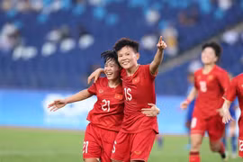 Bích Thùy (15) cùng đồng đội mừng bàn thắng thứ hai cho Đội tuyển Nữ Việt Nam vào lưới Nepal. (Ảnh: Hoàng Linh/TTXVN)