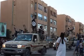 Các tay súng IS trên đường phố tại Raqa (Syria), ngày 30/6/2014. (Ảnh min họa: AFP/TTXVN)