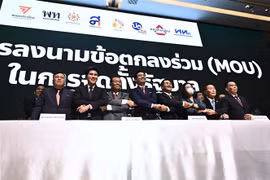 Quang cảnh lễ ký Biên bản ghi nhớ về thể thức thành lập chính phủ mới giữa đảng Tiến bước (MFP) và bảy chính đảng khác của Thái Lan, tại Bangkok ngày 22/5/2023. (Ảnh: AFP/TTXVN)