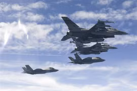 Chiến đấu cơ tàng hình F-35A của Hàn Quốc và tiêm kích F-16 của Mỹ tham gia tập trận không quân Buddy Squadron tại Cheongju, ngày 28/7/2023. (Ảnh: Yonhap/TTXVN)