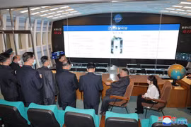 Nhà lãnh đạo Triều Tiên Kim Jong-un (thứ hai, phải) thị sát Cơ quan Phát triển hàng không vũ trụ quốc gia tại Bình Nhưỡng, ngày 18/4/2023. (Ảnh: Yonhap/TTXVN)
