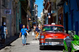Người dân di chuyển trên đường phố tại La Habana, Cuba. Ảnh: AFP/TTXVN