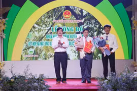 Trao Quyết định, Giấy Chứng nhận Nhãn hiệu Sầu riêng Cư M'Gar. (Ảnh: Hoài Thu/TTXVN)