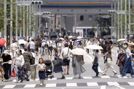 Người dân di chuyển trên đường phố tại thủ đô Tokyo (Nhật Bản). (Ảnh: Kyodo/TTXVN)